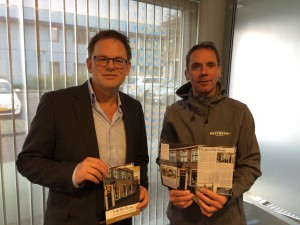 Ardi Voskamp (West Media) en Fred Louter (Pensive) zijn tevreden over de prachtige brochure voor De Pynas in Maasland.